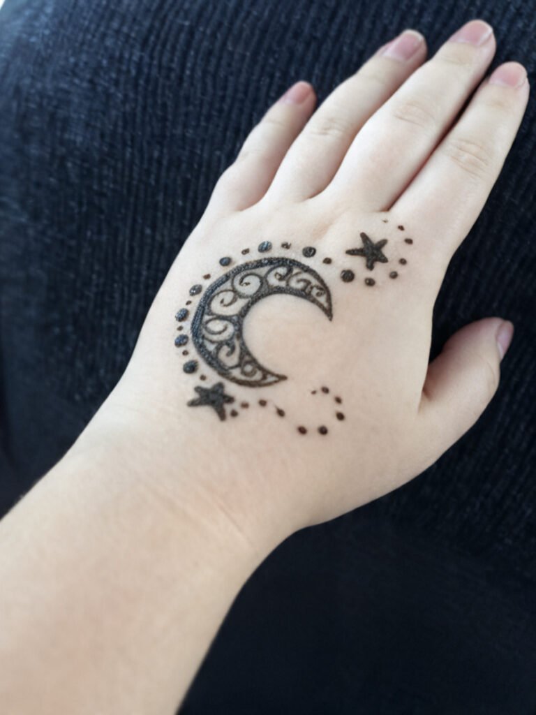 Beautiful easy Mehndi design for kids
